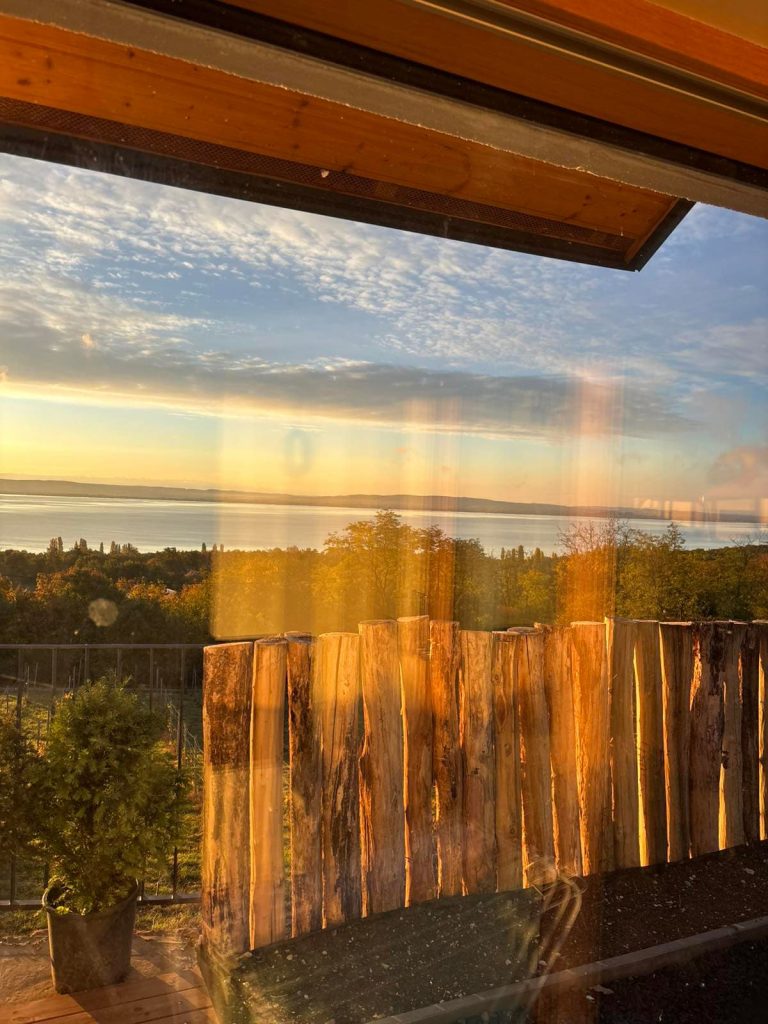 Borkúria vendégház nappalijából a panoráma, kilátás a Balatonra naplementében